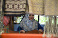 melihat-perajin-songket-yang-ditampilkan-di-paris-fashion-week_20221012_081649.jpg