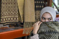 melihat-perajin-songket-yang-ditampilkan-di-paris-fashion-week_20221012_082023.jpg