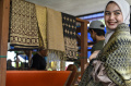 melihat-perajin-songket-yang-ditampilkan-di-paris-fashion-week_20221012_082238.jpg