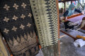 melihat-perajin-songket-yang-ditampilkan-di-paris-fashion-week_20221012_082406.jpg