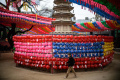 Melihat Persiapan Ulang Tahun Buddha di Kuil Jogye