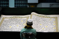 melihat-tadarus-al-quran-raksasa-di-masjid-baiturrahman_20240327_072615.jpg