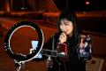 Melihat Warga China Ramai-ramai Live TikTok di Pinggir Jalan
