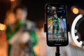Melihat Warga China Ramai-ramai Live TikTok di Pinggir Jalan 