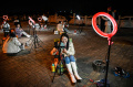 Melihat Warga China Ramai-ramai Live TikTok di Pinggir Jalan