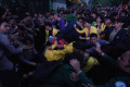 memaksa-masuk-ke-dpr-mahasiswa-saling-dorong-dengan-polisi_20240816_202857.jpg