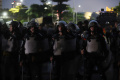 memaksa-masuk-ke-dpr-mahasiswa-saling-dorong-dengan-polisi_20240816_203114.jpg