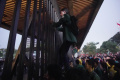 memaksa-masuk-ke-dpr-mahasiswa-saling-dorong-dengan-polisi_20240816_203327.jpg