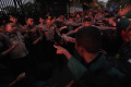 memaksa-masuk-ke-dpr-mahasiswa-saling-dorong-dengan-polisi_20240816_203605.jpg