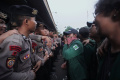 memaksa-masuk-ke-dpr-mahasiswa-saling-dorong-dengan-polisi_20240816_203857.jpg