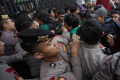 memaksa-masuk-ke-dpr-mahasiswa-saling-dorong-dengan-polisi_20240816_204027.jpg