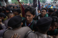 memaksa-masuk-ke-dpr-mahasiswa-saling-dorong-dengan-polisi_20240816_204307.jpg