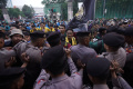 memaksa-masuk-ke-dpr-mahasiswa-saling-dorong-dengan-polisi_20240816_204427.jpg