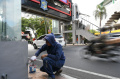 membersihkan-coretan-di-jpo-jalan-pemuda-surabaya_20240904_171356.jpg