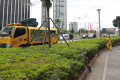 Membersihkan Trotoar Kawasan Sudirman