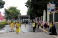 Membersihkan Trotoar Kawasan Sudirman