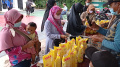 mengantri-operasi-pasar-minyak-goreng-tangsel_20220210_125032.jpg