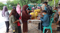 Mengantri Operasi Pasar Minyak Goreng Tangsel