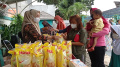Mengantri Operasi Pasar Minyak Goreng Tangsel