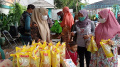 Mengantri Operasi Pasar Minyak Goreng Tangsel