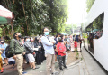 Mengantri Untuk Naik Bus Wisata JakLingko Gratis