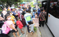 Mengantri Untuk Naik Bus Wisata JakLingko Gratis