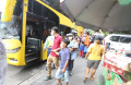 Mengantri Untuk Naik Bus Wisata JakLingko Gratis
