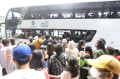 Mengantri Untuk Naik Bus Wisata JakLingko Gratis