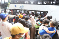 mengantri-untuk-naik-bus-wisata-jaklingko-gratis_20220504_201452.jpg
