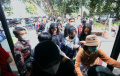 Mengantri Untuk Naik Bus Wisata JakLingko Gratis