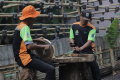 mengubah-limbah-kayu-jadi-barang-bernilai-jual_20231125_203552.jpg