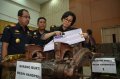 Menkeu Sri Mulyani Melihat BB Pita Cukai Palsu di Surabaya
