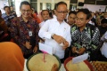 mensos-serahkan-bantuan-sosial-non-tunai-di-makassar_20190207_133054.jpg
