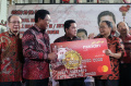 Menteri BUMN Erick Thohir Menyerahkan Kartu Kredit Fengshui