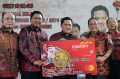 Menteri BUMN Erick Thohir Menyerahkan Kartu Kredit Fengshui