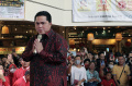 Menteri BUMN Erick Thohir Menyerahkan Kartu Kredit Fengshui