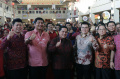 Menteri BUMN Erick Thohir Menyerahkan Kartu Kredit Fengshui
