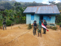 menyambut-hut-ri-ke-77-satgas-yonif-126kc-bagikan-bendera-mera_20220805_092020.jpg
