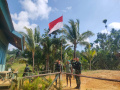Menyambut HUT RI Ke-77, Satgas Yonif 126/KC Bagikan Bendera Merah Putih Masyarakat Papua