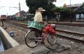 Menyeberang Rer Kereta Harus Hati-Hati