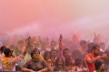 Merasakan Kemeriahan Festival Holi