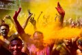 Merasakan Kemeriahan Festival Holi