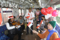 Meriahkan HUT k-79 RI, KAI Commuter Bagikan Bendera Merah Putih