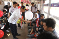 Meriahkan HUT k-79 RI, KAI Commuter Bagikan Bendera Merah Putih