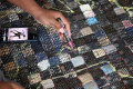 merubah-sampah-ponsel-menjadi-karya-seni_20220518_155704.jpg