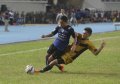 Micahel Orah Coba Rebut Bola Samsul Arif
