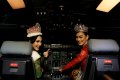 Miss International dan Puteri Indonesia Coba Simulator Pesawat