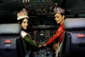 Miss International dan Puteri Indonesia Coba Simulator Pesawat