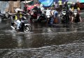 Mobil dan Motor Nekat Terobos Genangan Air Hujan
