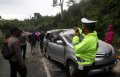 mobil-tertimpa-pohon-tumbang-di-jalan-raden-maulana-bdr-lampung_20220119_191838.jpg